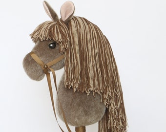 Caballo de juguete con cabeza en palo para que los niños y los niños pequeños monten con bridas, cascabeles y peine de madera para la crin