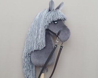 Caballito de juguete con palo, brida de cuero extraíble, para juegos de imitación infantiles.