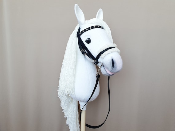 Cavallo da hobby bianco su bastone briglia in pelle con targhetta cavezza  pettine spazzola carota passaporto equino per hobbyhorses -  Italia