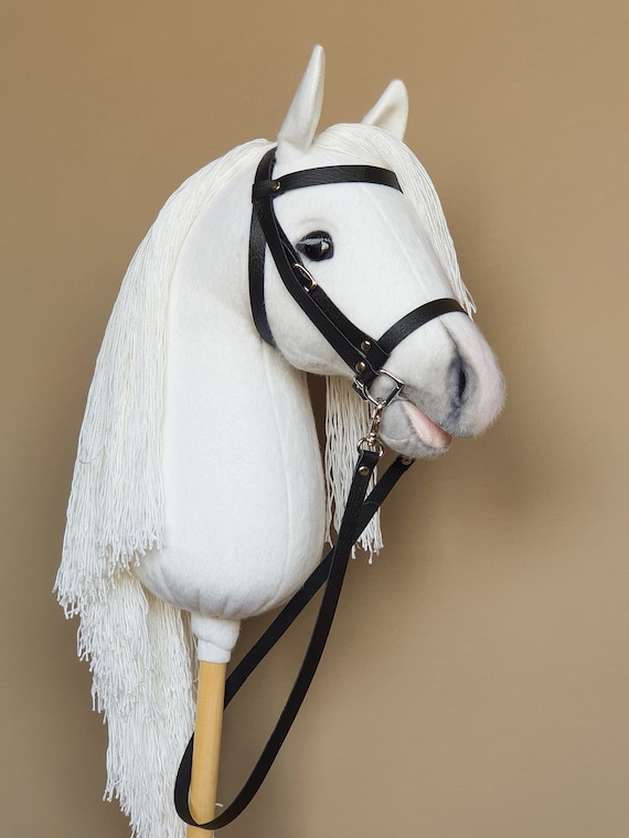 Cavallo da hobby bianco su bastone con briglia in pelle, cavezza, pettine,  spazzola, carota di lino e passaporto equino per attività di equitazione  per hobby -  Italia