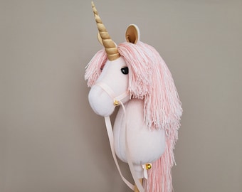 Licorne sur un bâton, cheval de loisir unicon pour enfants avec corne d'or. Taille de plus de 90 cm.
