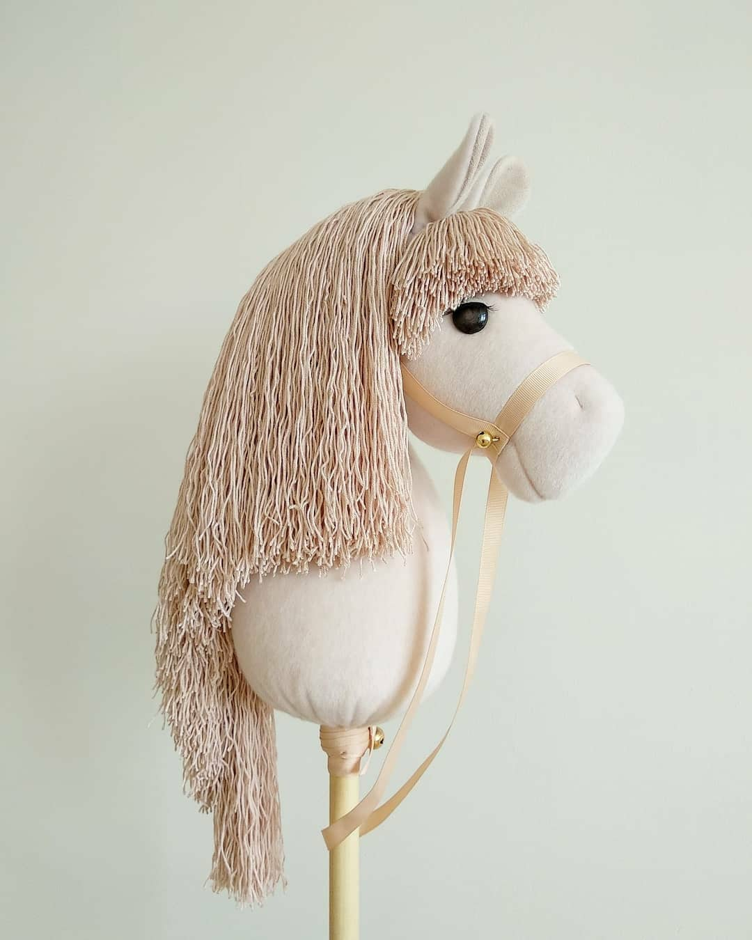 Peluche Testa Cavallo Con Bastone e Suono 100 Cm. Bianco - Juguetilandia