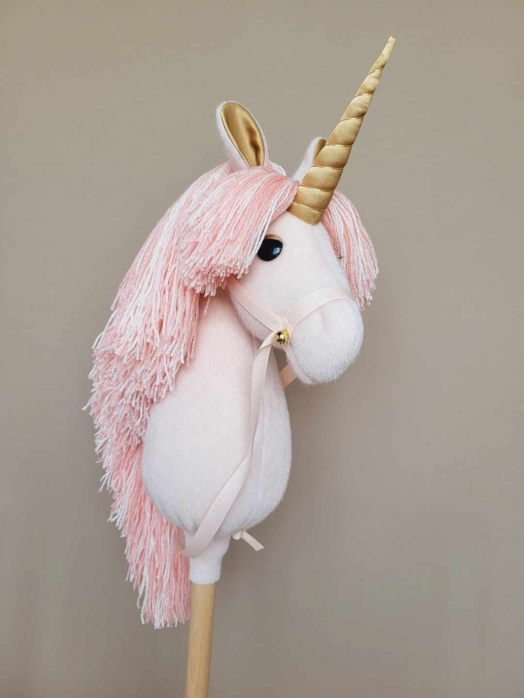 Caballo de palo unicornio para niños con cuerno dorado de cuento