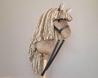 Caballo de peluche de juguete hecho a mano con brida de cuero