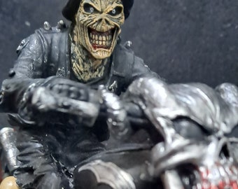 Figura de Eddie inspirada en Iron Maiden. Figura personalizada de motociclista, estatua de resina pintada a mano, estilo heavy metal, zombie, música. Regalo personalizado.