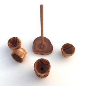 Ensemble de 6 coquetiers et support, fabriqués à la main en bois d'olivier, peu encombrant et pratique. image 7