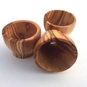 Ensemble de 6 coquetiers et support, fabriqués à la main en bois d'olivier, peu encombrant et pratique. image 9