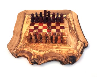 Jeu d'échecs rustique marron/rouge, taille échiquier. S comprenant des pièces d'échecs, en bois d'olivier, fabriqué à la main