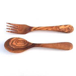 Juego de 2 cubiertos Cubiertos de mesa 2 piezas, tenedor cuchara, hechos a mano en madera de olivo, regalo. imagen 3