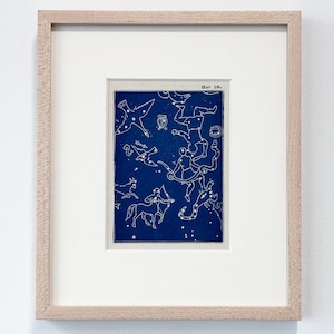 Lithographie couleur originale de 1910 représentant des constellations d'étoiles avec les signes du Verseau, de la Balance et du Sagittaire - disponible encadrée ou marouflée