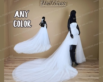 Puede incluir: Dos vestidos blancos con una larga cola de tul. El vestido de la izquierda tiene un corpiño ajustado y una falda completa. El vestido de la derecha tiene un corpiño ajustado y una falda corta. El texto "ANY COLOR" está escrito en letras negras sobre un fondo blanco.
