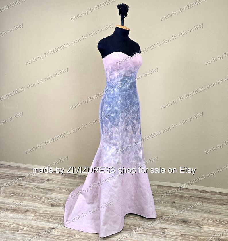 Puede incluir: Vestido largo sin tirantes sobre un maniqu&iacute; negro. El vestido hace la transici&oacute;n de un rosa claro en la parte superior a un patr&oacute;n geom&eacute;trico azul gris&aacute;ceo en el medio, terminando con un dobladillo de cola de pez rosa. El texto en la imagen dice "made by ZIVIZDRESS shop for sale on Etsy."