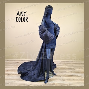Puede incluir: Un vestido negro con una larga cola negra brillante. El vestido está en un maniquí y el fondo es una pared marrón claro con texto que dice "ANY COLOR" y "#Zivizdress".