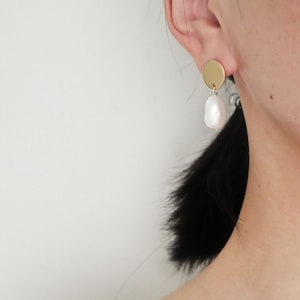 Round Mirror Surface with Asymmetric Natural Baroque Pearl Earring Dangle & Drop