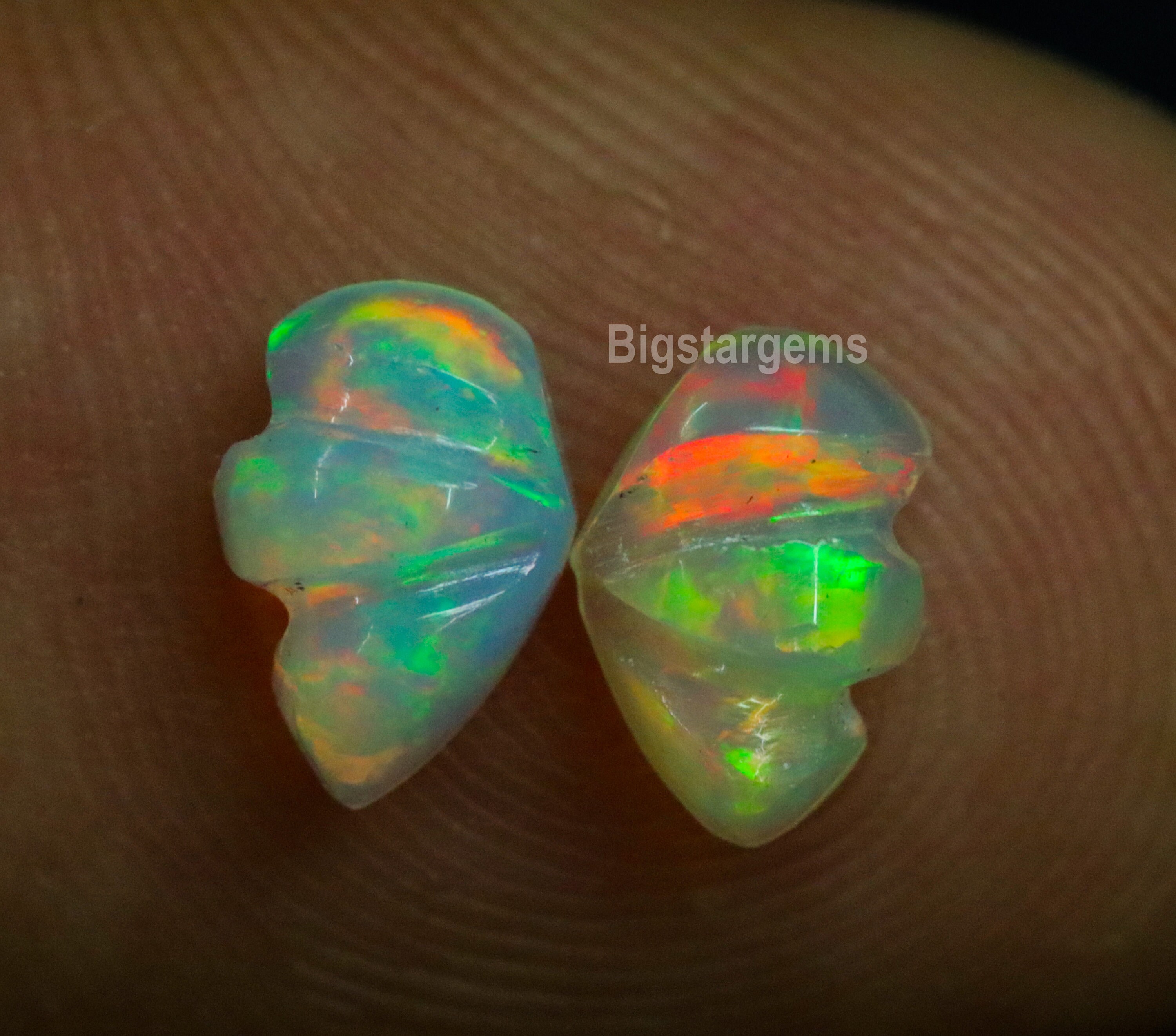 天然の最高品質のエチオピア産オパール彫刻0.85カラット。ジュエリー