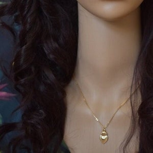 Romantic Gothic Design Chain Necklace Sacred Heart Sacré-Cœur Pendant Charm Gold Striking Catholic Holy Symbol Love Style Trend