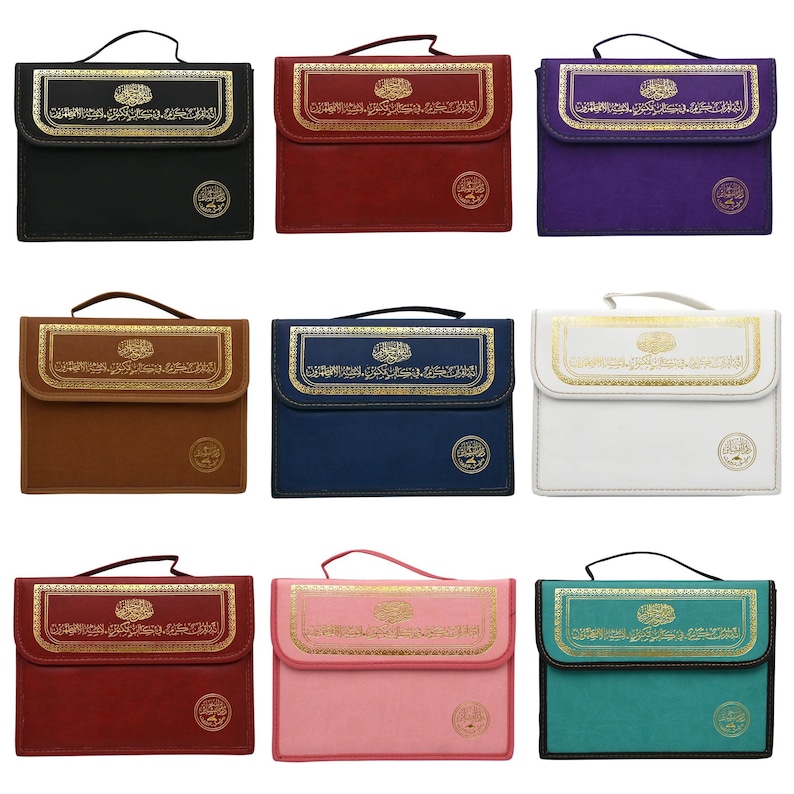 Puede incluir: Una colecci&oacute;n de nueve estuches de polipiel en varios colores, cada uno con texto dorado en relieve y un emblema decorativo. Los estuches tienen un asa y un cierre de solapa. Los colores incluyen negro, rojo, morado, marr&oacute;n, azul, blanco, rosa y turquesa.