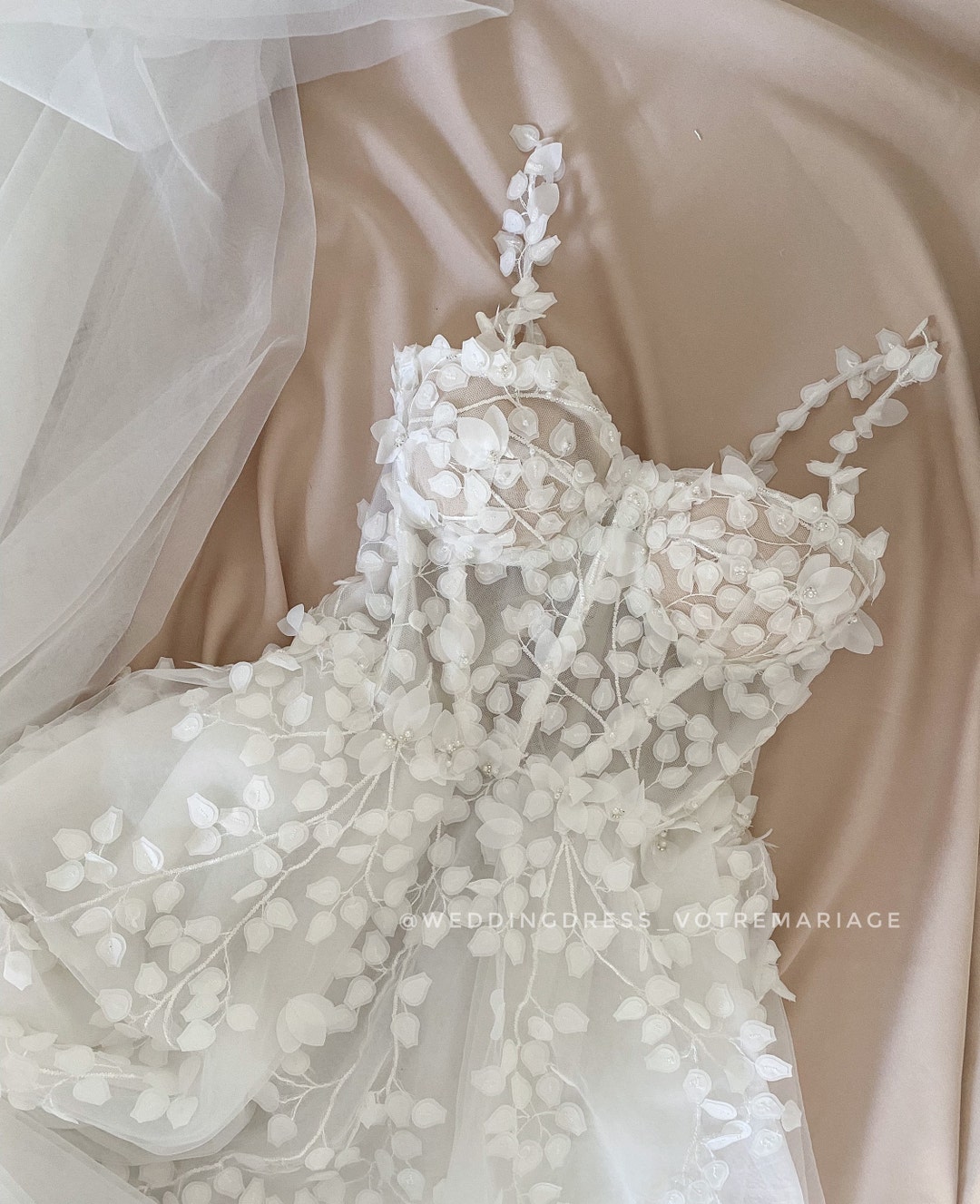 Lace & Beads - Vestito lungo in tulle bianco con spalle scoperte