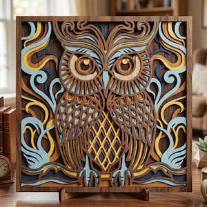 Op de afbeelding: Een houten, gelaagd uil kunstwerk. De uil is ingewikkeld uit hout gesneden, met tinten bruin, blauw, geel en beige. Het kunstwerk wordt op een houten standaard gepresenteerd, waarbij het gedetailleerde ontwerp en de gelaagde constructie worden getoond.