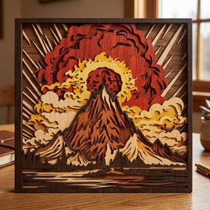 Puede incluir: Una obra de arte de madera en capas que representa una erupción volcánica. La pieza presenta una montaña con una nube de explosión roja y amarilla. La obra de arte está enmarcada en madera marrón oscuro, con capas detalladas que crean un efecto 3D.