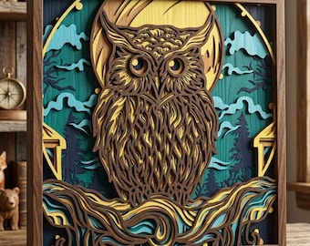 Puede incluir: Una obra de arte de madera en capas que representa un búho en una escena de bosque. El búho es marrón y dorado, sobre un fondo turquesa y amarillo con árboles y una luna. La obra está enmarcada en madera oscura.