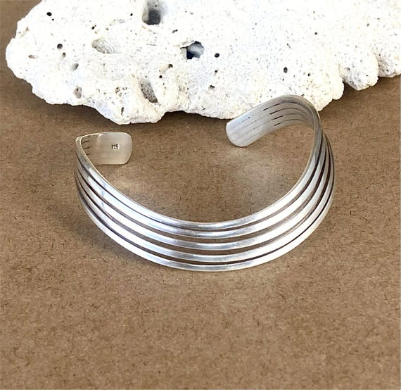 Bracciale rigido in argento 925 con quattro file di polsini curvi