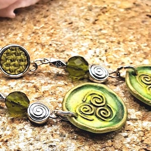Boucles d'oreilles céramique vert pré vert sapin triskell spirale puces vertes