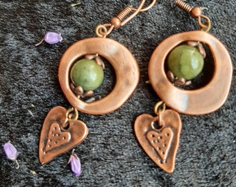 Boucles d'oreilles anneau évidé cuivre et  perle de jade