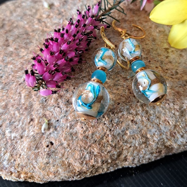 boucles d'oreilles perles verre style Murano bleu ciel et blanc dormeuses