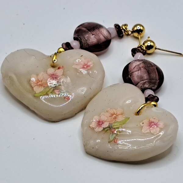 Boucles d'oreilles argile polymère résinée fleurs roses sur fond blanc perles verre pourpre et rose