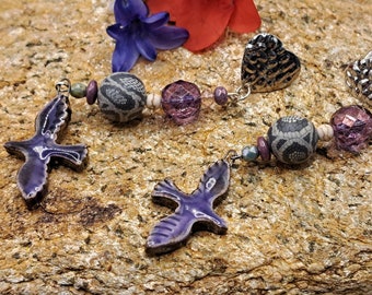 Lila Taubenohrringe aus Keramik mit grauen und lila Perlen, gehämmerten silbernen Herzsplittern
