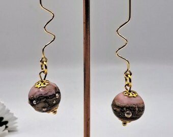 prachtige pareloorbellen van gesponnen glas lampwork poederroze grijs goud met mooie steel