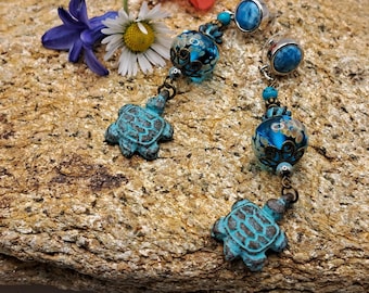 Boucles d'oreilles perle verre filé au chalumeau turquoise breloque tortue zamack bleu puces gemme bleue