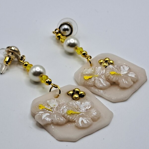 Boucles d'oreilles florales argile polymère blanc translucide fleurs hibiscus blanc et jaune perles