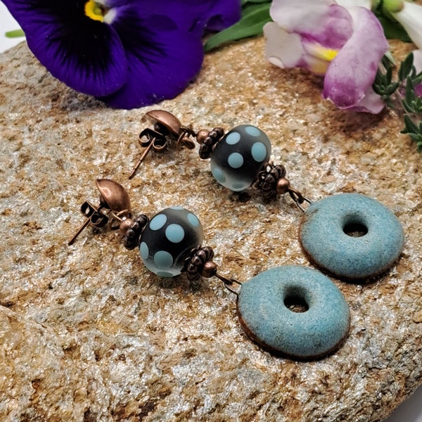 boucles perles verre filé au chalumeau noir et bleu céramique bleue donut puces cuivre