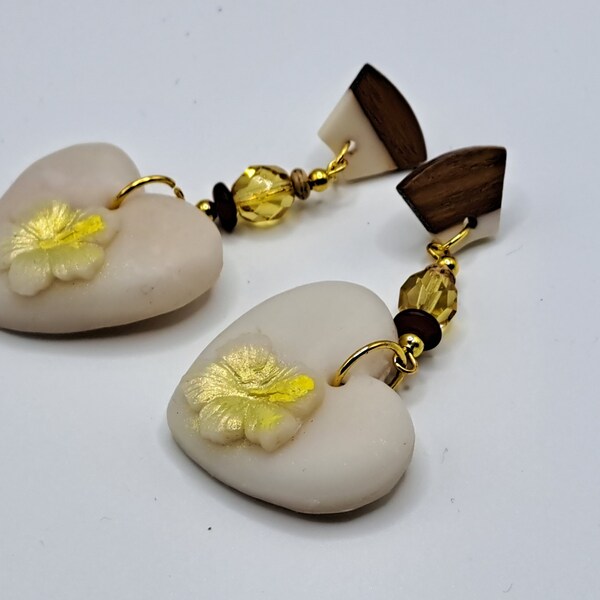 Boucles d'oreilles argile polymère blanc translucide fleur hibiscus forme coeur perle tchèque jaune puce bois