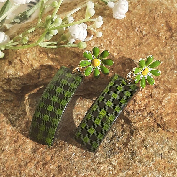 Boucles d'oreilles  argile polymère vernie tartan ecossais vert prairie et noir puces marguerites