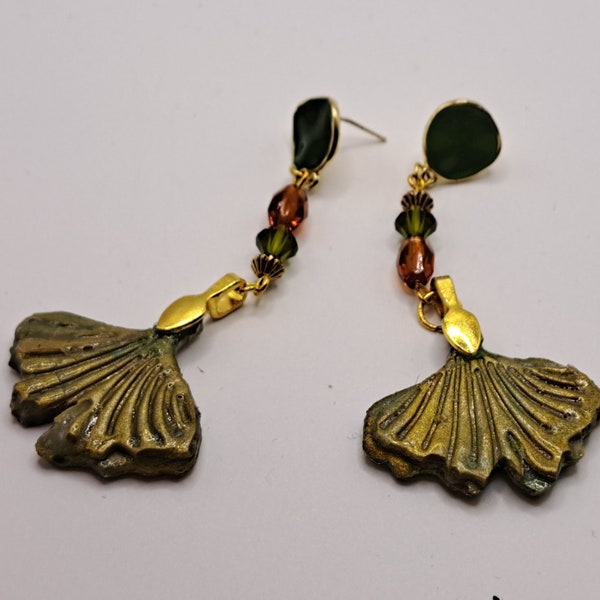 Boucles d'oreilles  pâte polymère vernie forme feuille gingko tons verts perles tcheques verre sapin ambre puces