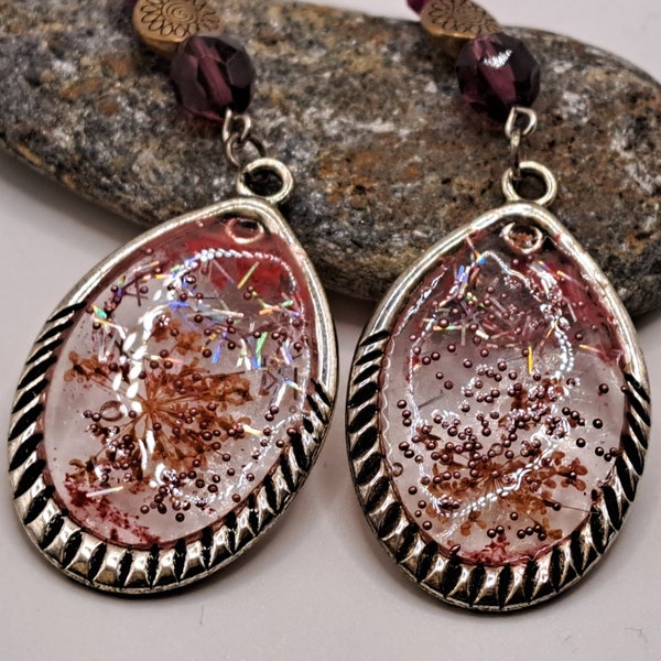 Boucles d'oreilles résine  petites perles rose ancien fleurs sechées,verre et métal argenté