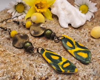 Pendientes de arcilla polimérica lijada de color verde amarillo con cuentas de bronce