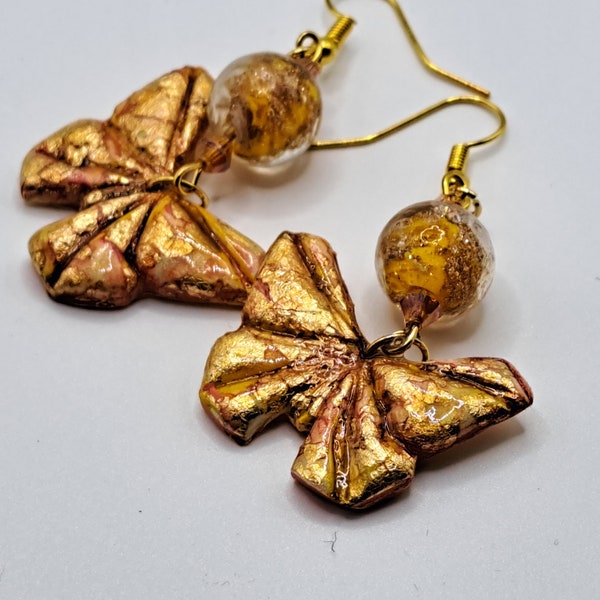 Boucles papillon perle verre filé au chalumeau jaune doré argile polymère vernie poudre de mica orangée dorée