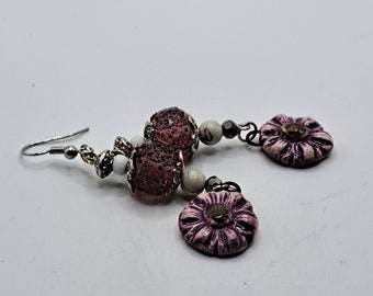 Boucles perle de verre au chalumeau terre cuite vernie en forme de fleur mauve violet