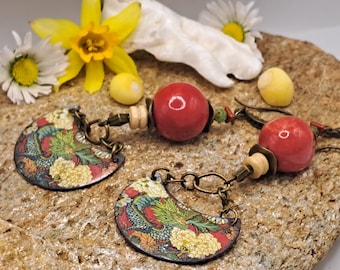 Orecchini floreali in rame con grande perla in ceramica rossa