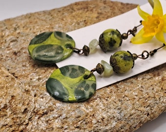 Ohrringe aus geschliffenem Fimo, grüne Bronze, verschiedene Perlen