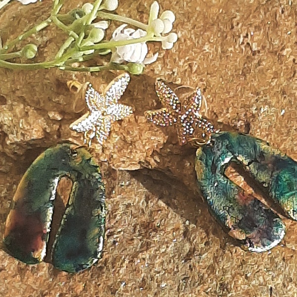 Boucles d'oreilles argile polymère vernie encres sur feuille d'or puces dorées étoiles de mer