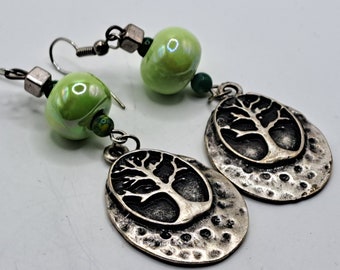 Boucles d'oreilles arbre de vie en étain et perles céramique vertes