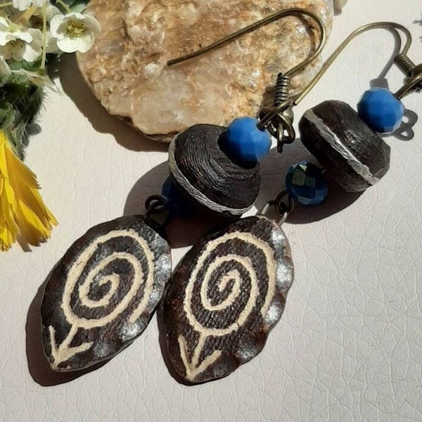 Boucles d oreilles ethniques tribales ceramique noire ornée d'un dessin préhistorique et perle tribale africaine noire cerclée d'argent