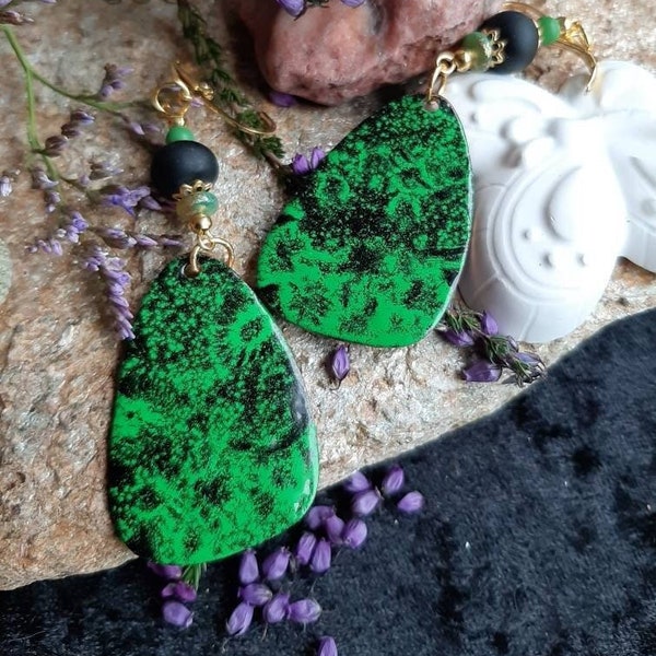 Boucles  cuivre émaillé, perle verre filé au chalumeau vert prairie noir