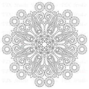 Op de afbeelding: Een gedetailleerd zwart-wit mandala-ontwerp. Het cirkelvormige patroon bevat ingewikkelde bloemen en geometrische elementen, waaronder wervelende vormen en cirkelvormige motieven. De afbeelding heeft de tekst "TDC Studio" herhaald rond de rand.