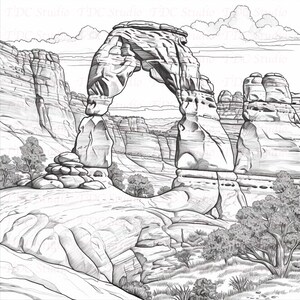Op de afbeelding: Een zwart-witte potloodtekening van een natuurlijke zandstenen boog in een woestijnlandschap. De boog is hoog en smal, met een afgeronde top. Het landschap is rotsachtig en kaal, met enkele kleine bomen en struiken.